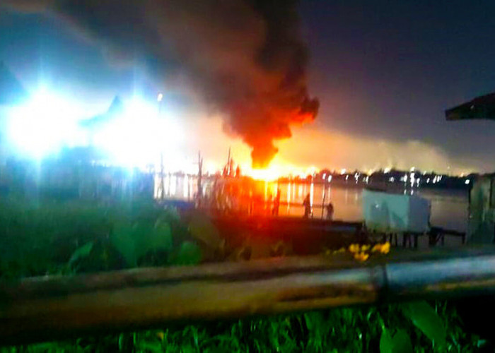 BREAKING NEWS! Kapal Jukung Diduga Terbakar di Perairan Sungai Musi Dekat Jembatan Ampera