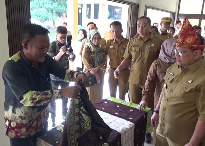 Tingkatkan Kualitas SDM,  PJ Walikota Palembang Buka PKW Tenun Songket 