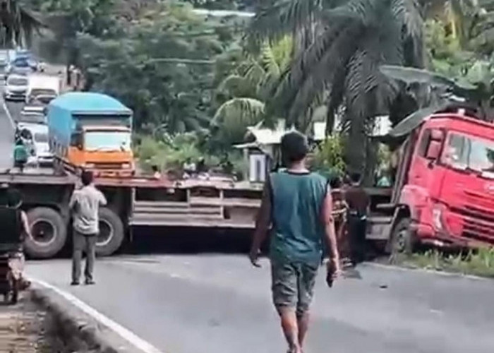 Truk Muatan Besi Terbalik di Jalintim Muba, Dua Mobil Tertimpa dan Macet Puluhan Kilometer