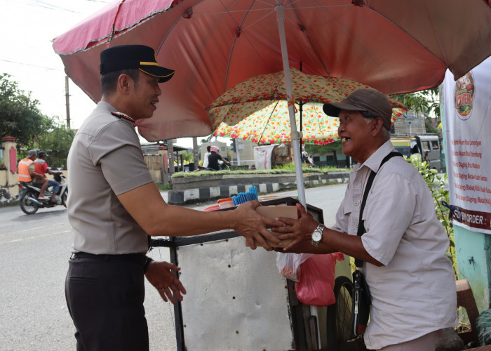 Polsek Lawang Kidul Bagikan Takjil