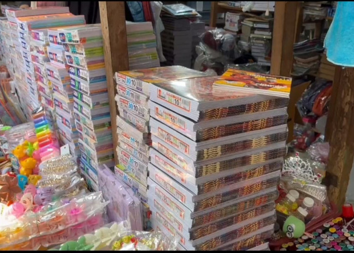 Pedagang Buku Tulis di PALI Keluhkan Penurunan Penjualan