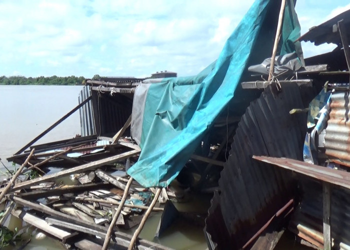 Diterjang Angin Kencang, Tongkang Hantam Rumah Warga di Gandus hingga Roboh