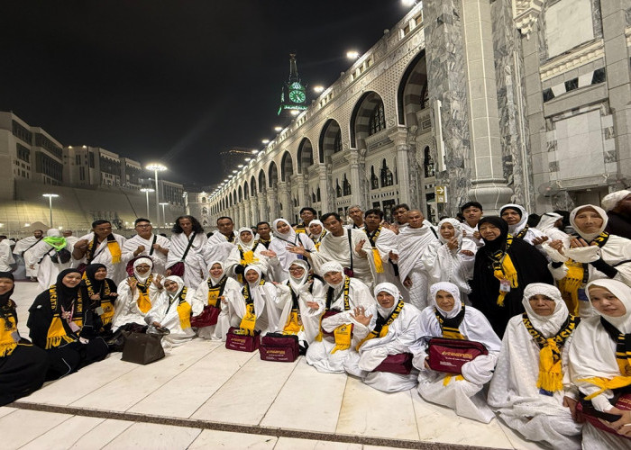 433 Jemaah Umroh Holiday Angkasa Wisata Tiba di Tanah Suci, Laksanakan Umroh Perdana dengan Penuh Haru