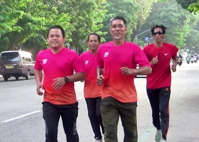 Suasana Imlek 2025,  Masyarakat Antusias Lari dengan Jersey Merah.