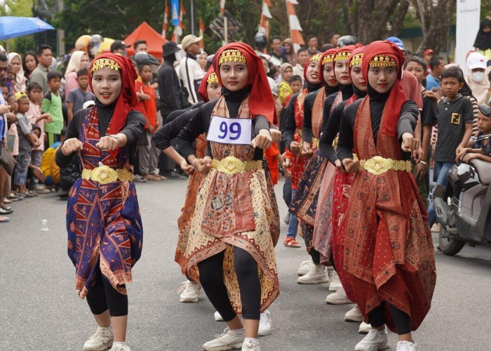 Ratusan Pelajar Berkostum Unik di Ogan Komering Ilir Ramaikan Lomba Gerak Jalan HUT Ke-79 RI