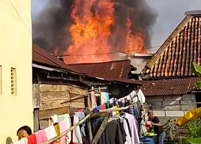 Pagi Menyala di Lorong Kramat 5 Ulu, Sejumlah Rumah Terbakar!