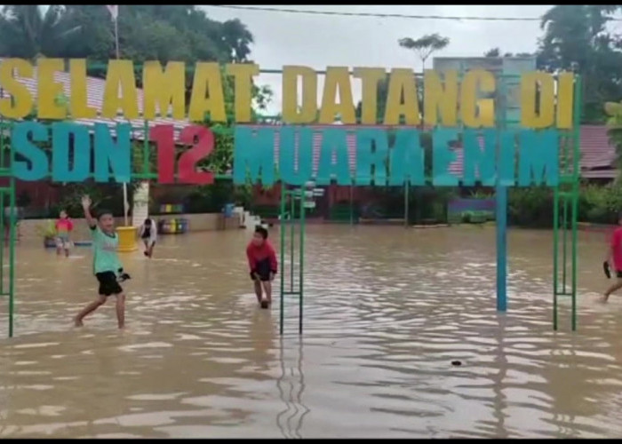 Halaman SD Negeri 12 Muara Enim Terendam Banjir