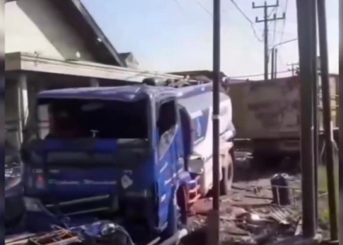 Diduga mengantuk, Truk  Tanki Hantam Dua Rumah Warga Dijalintim OKI