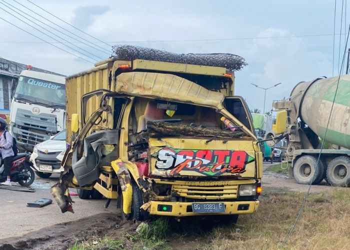 Tabrakan Beruntun Truk vs Tronton,  Sopir Truk Kejepit