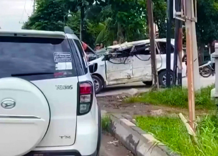 Sopir Mengantuk dan Jalan Bergelombang, 2 Mobil Terlibat Kecelakaan di Jalan HM Noerdin Pandji Palembang