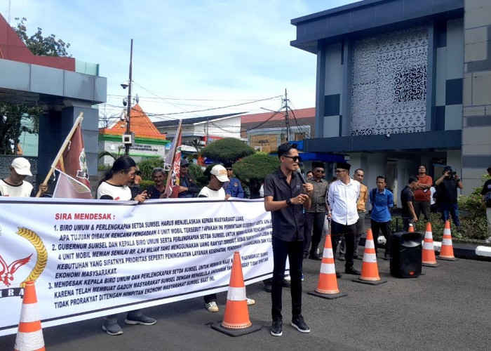 Massa Desak Pemprov Sumsel Batalkan Pengadaan Mobil dan Baju Dinas