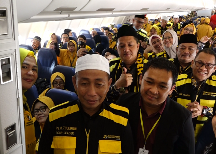  Holiday Angkasa Wisata Berangkatkan 433 Jemaah Umroh dengan Charter Pesawat 1446 H