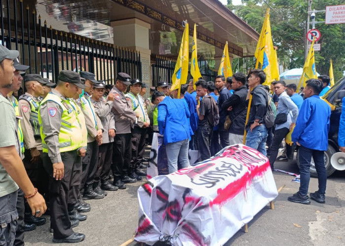 Sidang Paripurna HUT KE-80 Sumsel Diwarnai Demo Mahasiwa di DPRD Sumsel