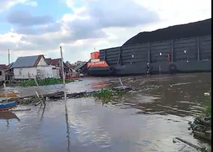 Viral !!! Tongkang Batubara Tabrak Rumah Rakit di Kramasan Kertapati