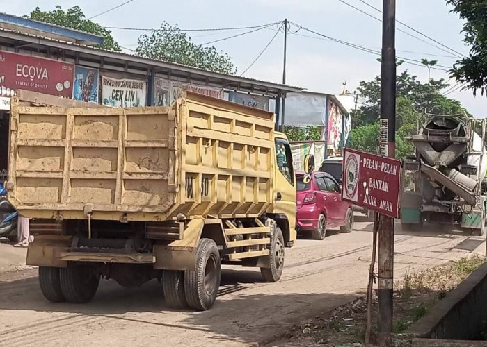 Jalan Rusak dan Berdebu, Warga Tanjung Barangan Keluhkan Dump Truck Tanah Melintas
