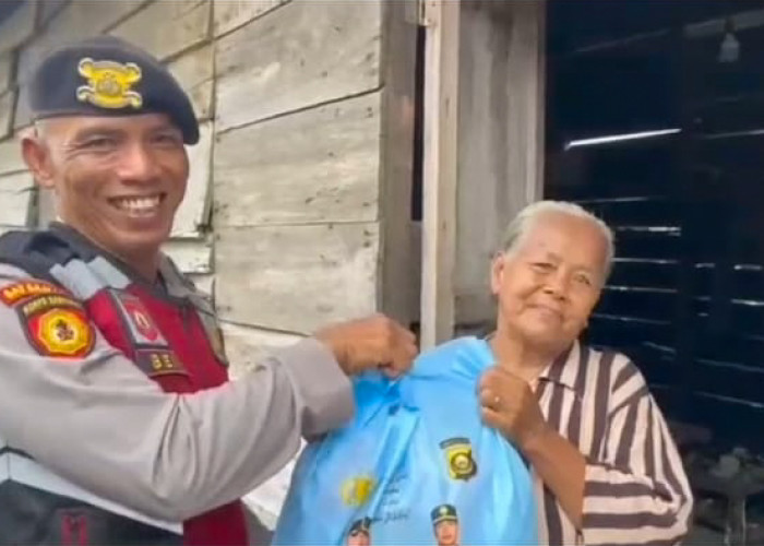 Samapta Polres Ogan Ilir Sisir Rumah Tak Layak Huni dan Bagikan Sembako