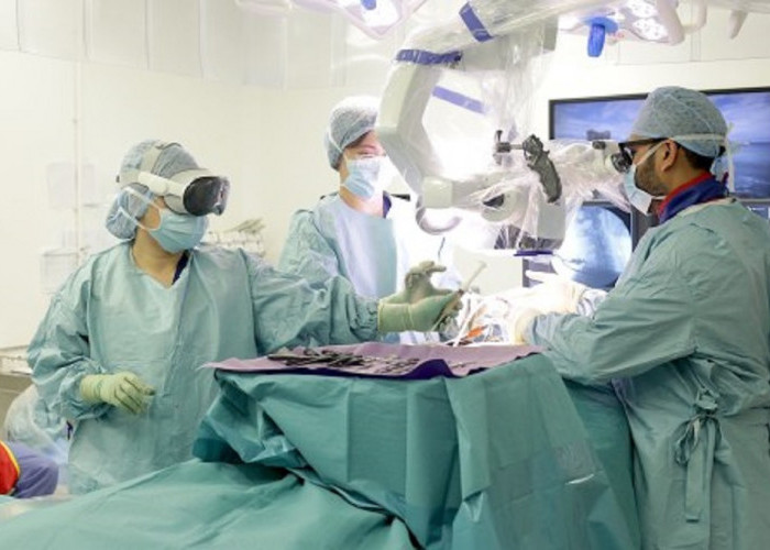 Untuk Pertama Kalinya Ahli bedah di Inggris Gunakan Kacamata VR Selama Operasi
