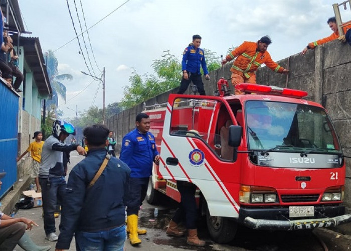 Kebakaran Lahan di Tengah Pemukiman Warga Sukarami Palembang