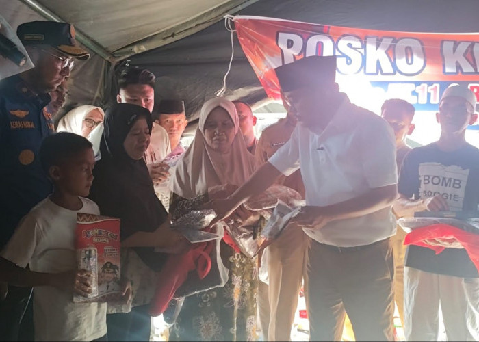 Wawako Palembang Serahkan Bantuan untuk Korban Kebakaran di 1 Ilir
