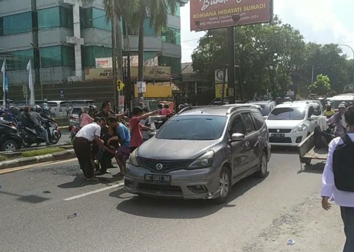 Asyik Main HP, Pemotor Tabrak Ibu Pejalan Kaki di Palembang