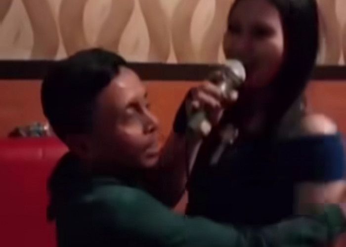 Viral! Pengemis Bermesraan dengan LC Karaoke, Siang Mengemis Tapi Malamnya 'Foya-foya'