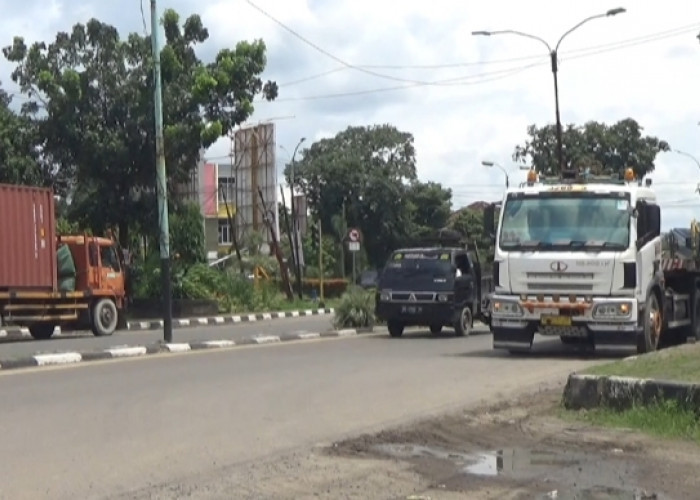 Rawan Kecelakaan, Warga Palembang Keluhkan Truk Parkir di Bahu Jalan