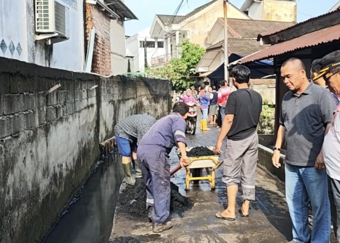 Antisipasi Musim Hujan, Warga Lorong Kelinci Gencarkan Gotong Royong Bersihkan Drainase