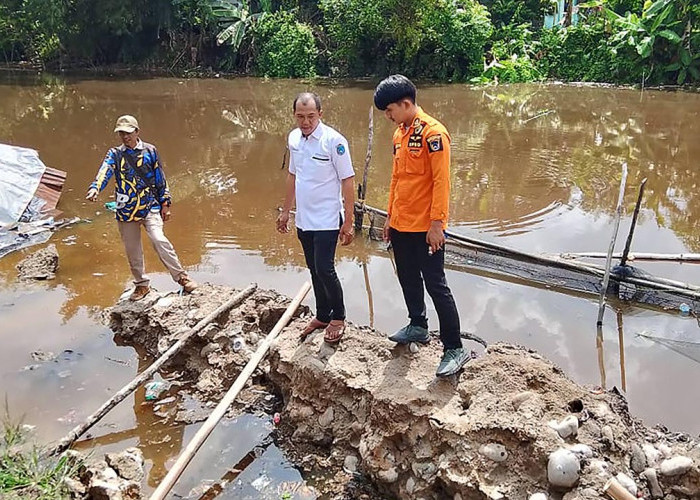 2 Rumah Warga Terdampak Tanah Tergerus Longsor di Desa Pinang Mas