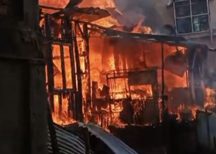 Rumah Ludes Terbakar di Palembang, Diduga akibat korsleting charge HP