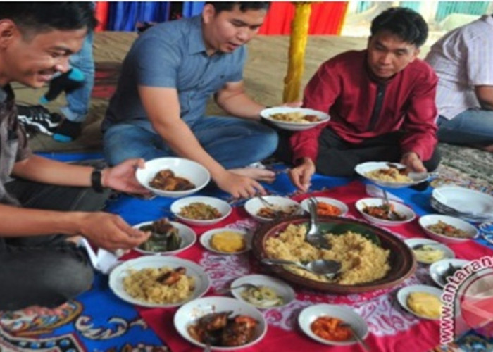 Tradisi Ngobeng: Menghidangkan Makanan dalam Kegiatan Adat Palembang
