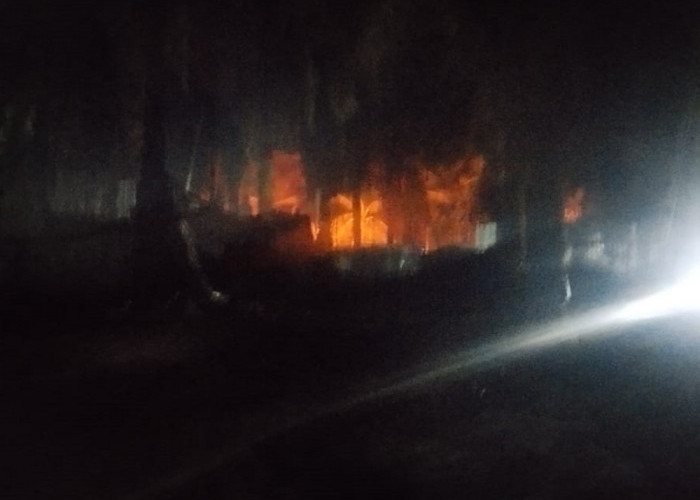 Kebakaran Hebat Sumur Minyak Ilegal di Keluang Muba, Puluhan Kendaraan Hangus