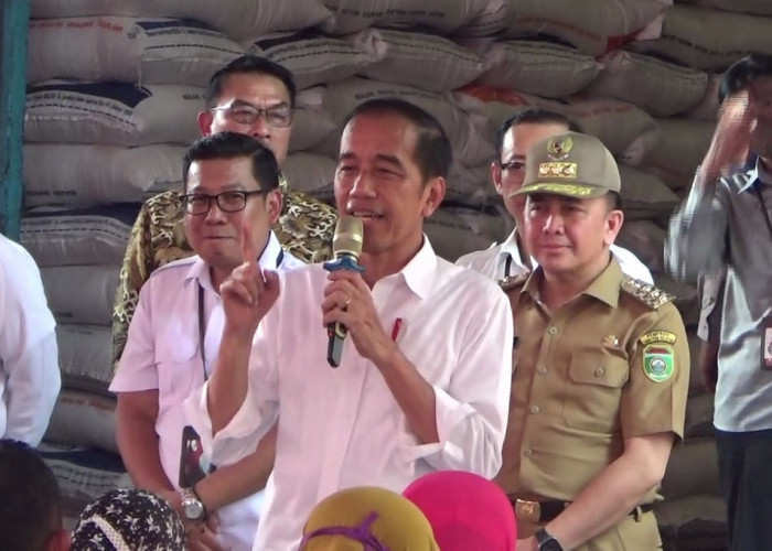 Presiden Jokowi Bagikan Bantuan Beras kepada 703 KPM di Palembang, Stok Beras Sumsel dan Babel Masih Aman