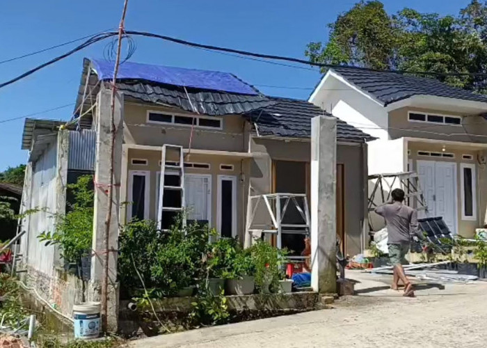 Atap Rumah Warga Muara Enim Ambruk Disapu Angin Kencang