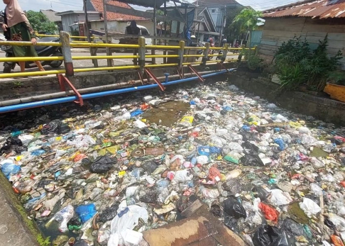 Tumpukan Sampah Dialiran Sungai Bendung, Menebarkan Aroma Tak Sedap