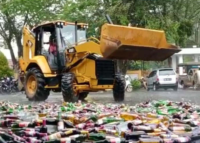 Tutup Tahun, 3600 Botol Miras Dimusnahkan di Muara Enim