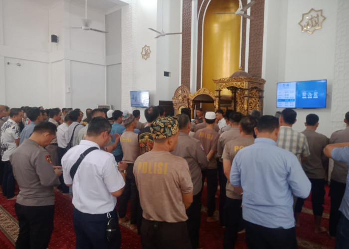 Kabag SDM Pimpin Sholat Ghoib di Polrestabes Palembang untuk Korban Penembakan di Polres Way Kanan Lampung