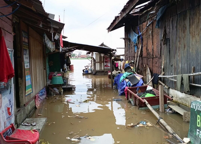 Rumah Dihuni 30 KK di 28 Ilir Terendam Banjir Air Pasang Sungai Musi dan Curah Hujan Tinggi