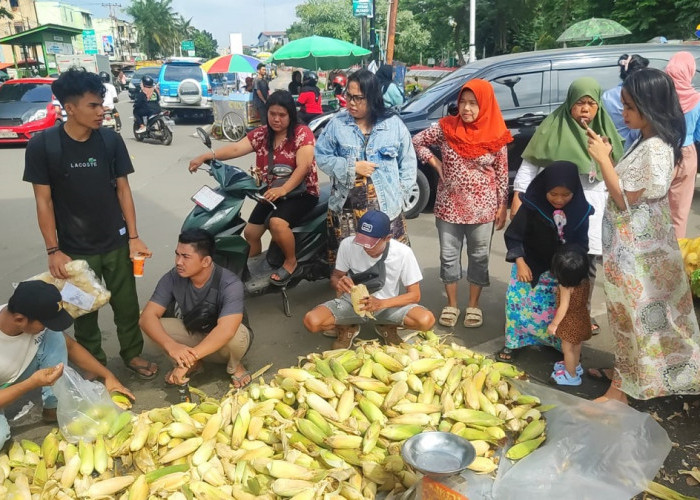 Penjual Jagung dan Arang Musiman di Palembang Panen Rezeki Jelang Malam Tahun Baru