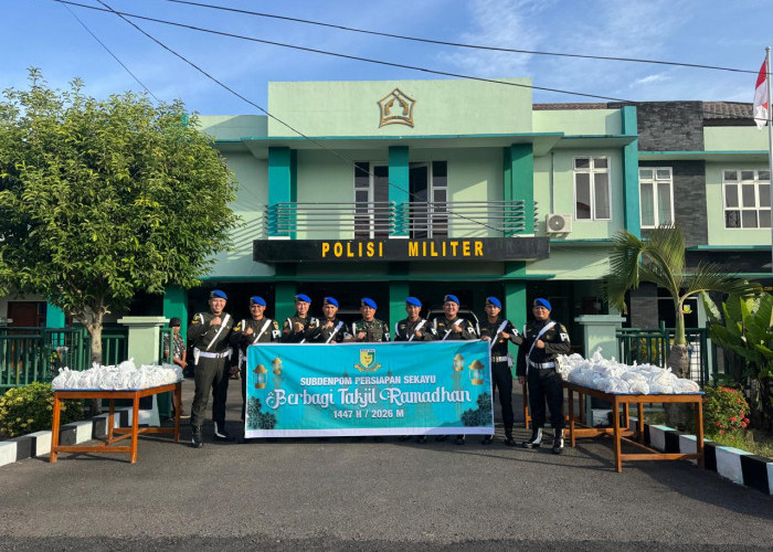 Semarak Ramadan 1447 H, Subdenpom Persiapan Sekayu Tebar Takjil untuk Pengguna Jalan