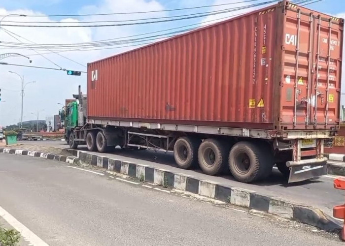Truk Kontainer Tak Standar Bikin Resah Warga Palembang