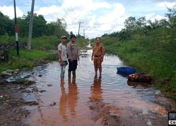 Curah Hujan Genangi Jalan Desa Tanjung Pule Kecamatan Indralaya Utara