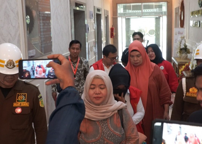 Tertunduk Malu, 2 Tersangka Korupsi Penjualan Aset Asrama Mahasiswa di Yogyakarta Jalani Tahap II