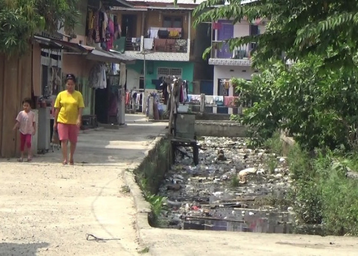 Miris! Selokan di 12 Ulu Palembang Jadi Tempat Pembuangan Sampah Rumah Tangga