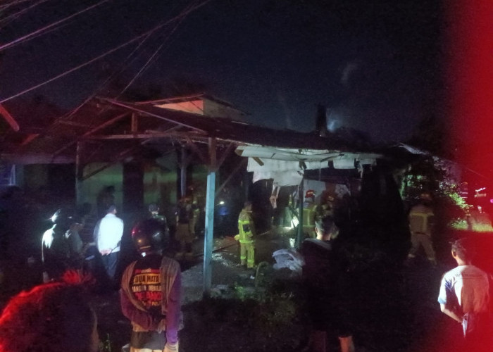 Rumah Sekaligus Tempat Steam Motor di Kalidoni Palembang Ludes Terbakar