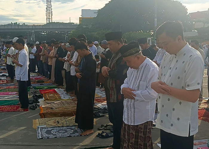 Ribuan Muslim Salat Iduladha di Parkiran PSX Palembang, Masjid Al Falah Sembelih 9 Sapi dan 15 Kambing