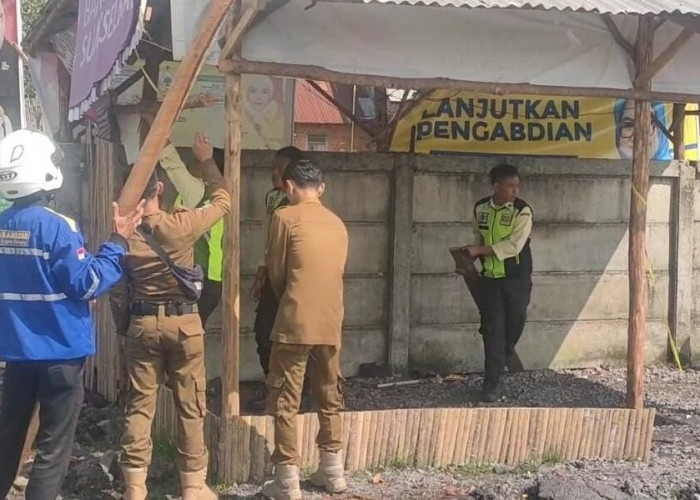 Pol-PP Bongkar Bangunan Liar Semi Permanen di Pintu Tol Kayuagung
