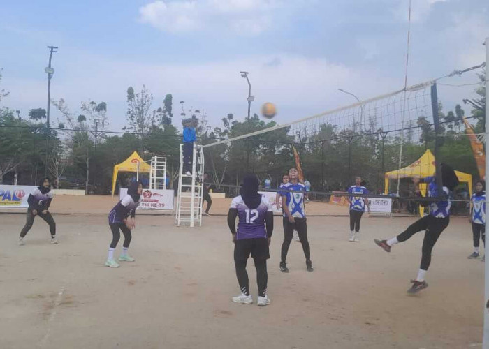 Tim Voli Putri Universitas PGRI Palembang Menang 3-1 di Open Tournament Volleyball Piala Pangdam II Sriwijaya