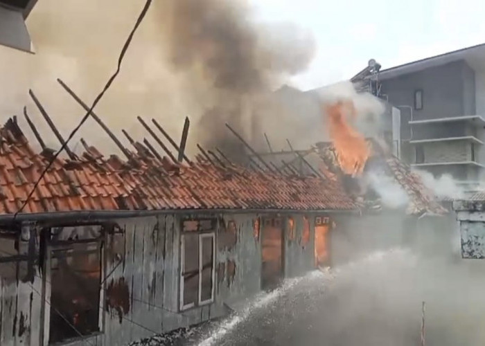 Akibat Korsleting Listrik, 2 Rumah di 9 Ilir Palembang Hangus Terbakar