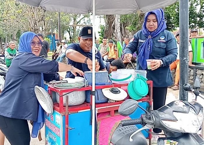 Aksi Berbagi! DPD NasDem Borong Es Sum-Sum dan Bagikan 500 Takjil