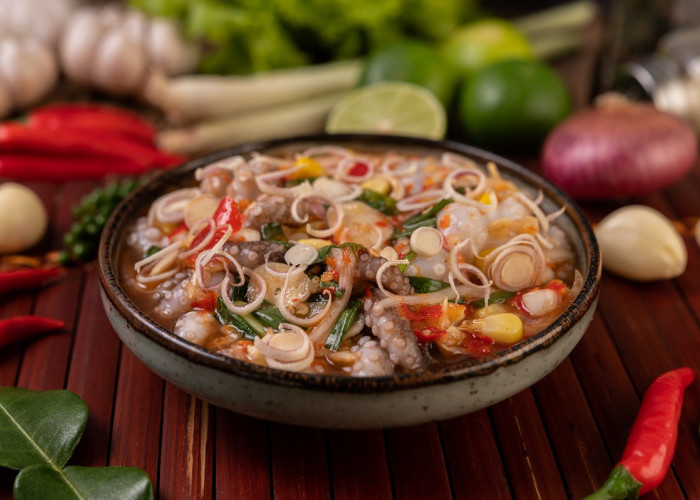 Menjelajahi Sensasi Kuliner Thailand dengan Yum Khom Chin: Salad Segar yang Menggoda Lidah